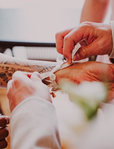 un moment entre mariée et témoins mariage à Lyon