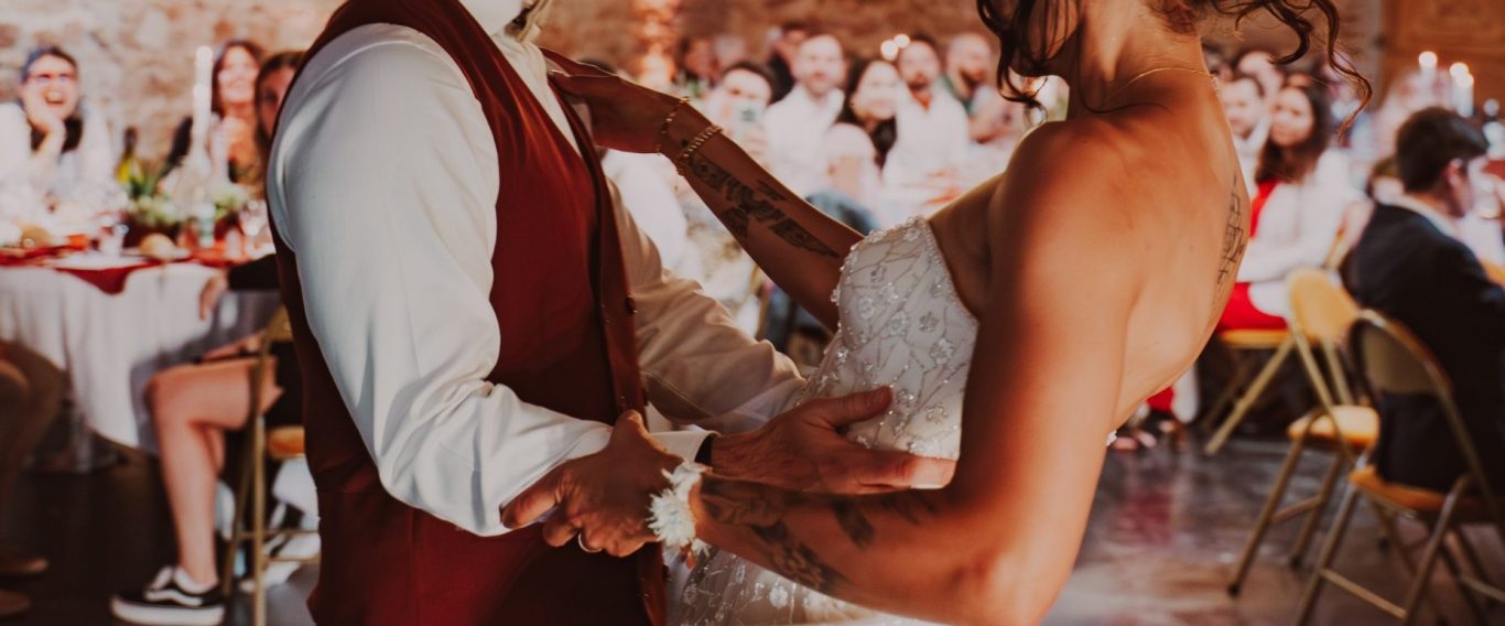 mariés au domaine de Tourieux couple de mariés à Lyon